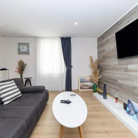 Nikky 2Br Apt. In Old Town Centre