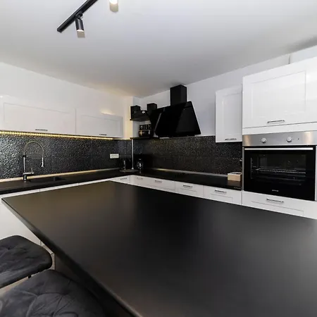 Nikky 2Br Apt. In Old Town Centre Apartment