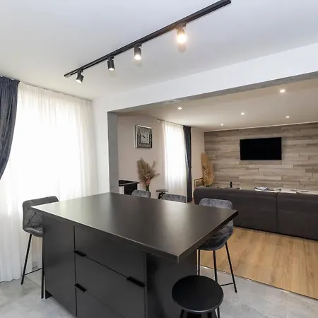 Nikky 2br Apt. In Old Town Centre *