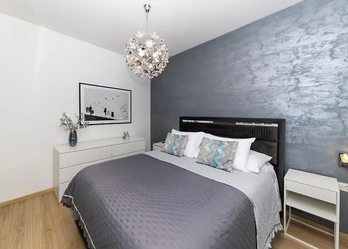 Nikky 2Br Apt. In Old Town Centre *