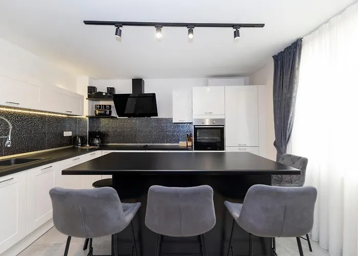 Nikky 2Br Apt. In Old Town Centre