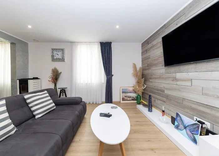 Nikky 2Br Apt. In Old Town Centre