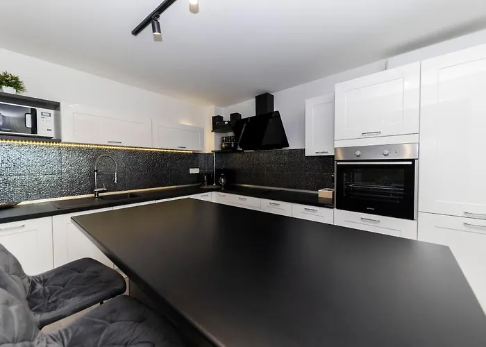 Nikky 2Br Apt. In Old Town Centre Apartman